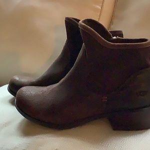 UGG BOOTIE -  brown leather,  cute! Size 6